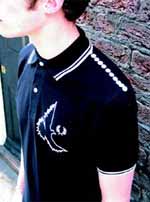 Fred Perry X Judy Blame, badged black polo shirt, eagle white border, white buttons on shoulder | from drezier’s blog [JUDY BLAME的第五張空白畫布] dated 2006/8/19