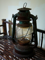 kerosine lamp in display monument building | from drezier’s blog [歷史舊物：大韓民國臨時政府杭州舊址紀念館] dated 2016/7/30