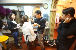 making up of model | from drezier’s blog [Shooting Session for 2012 Spring Collection in Dongguan] dated 2011/12/31